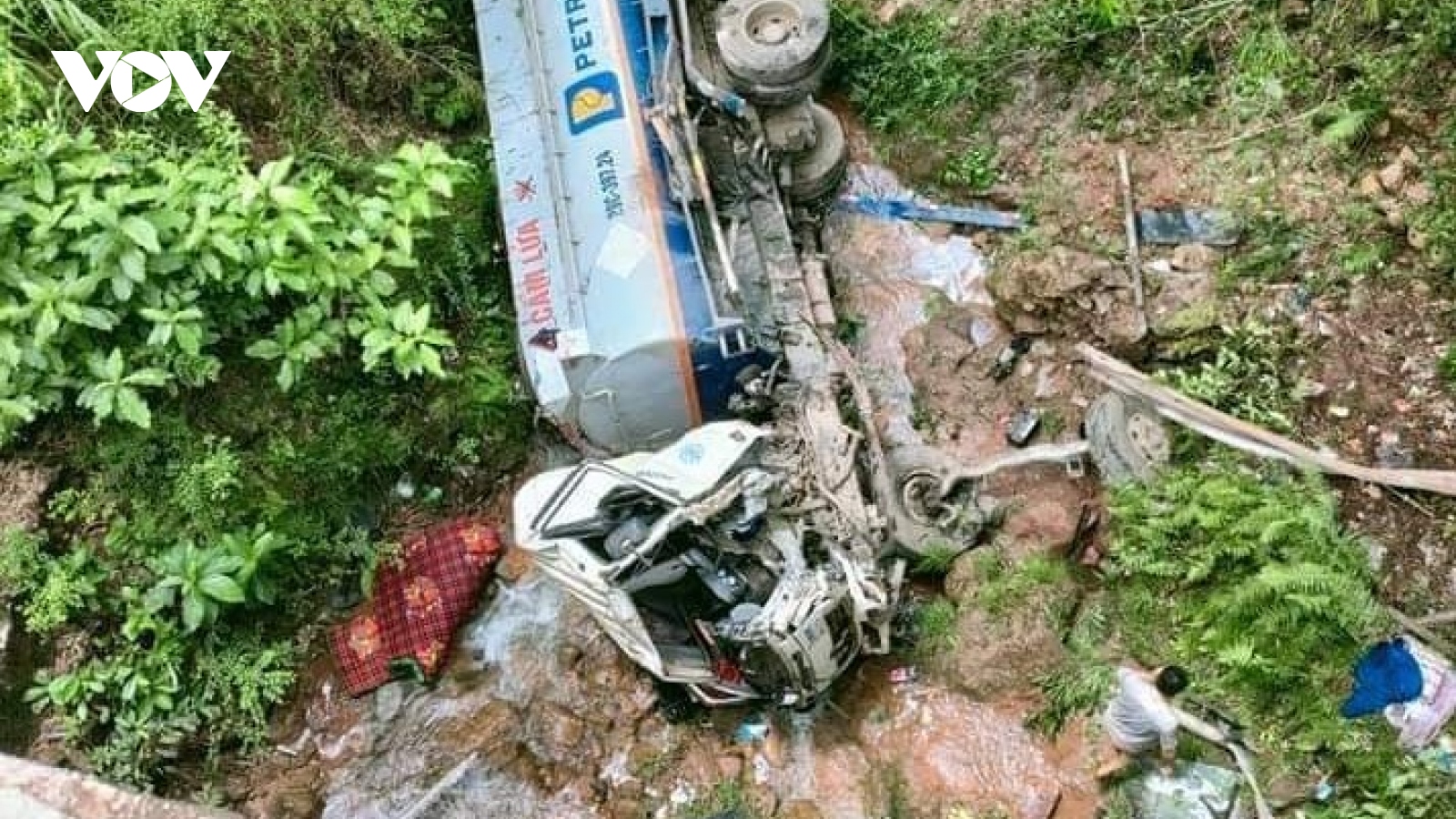  Xe chở xăng tại Sơn La lao xuống vực, tài xế bị thương