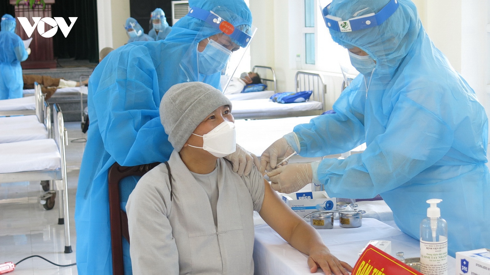 Quân khu 5 tổ chức tiêm vaccine cho các vị chức sắc tôn giáo ở Đà Nẵng