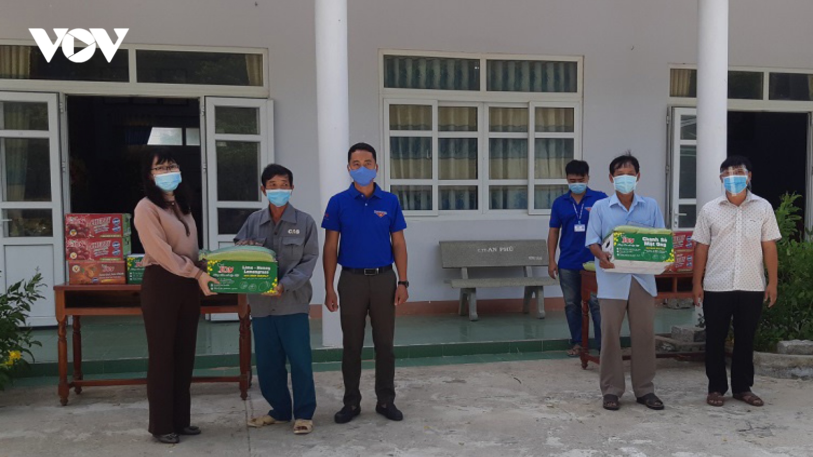 VOV trao quà cho cựu chiến binh, chốt phòng dịch Covid-19 ở Ninh Thuận