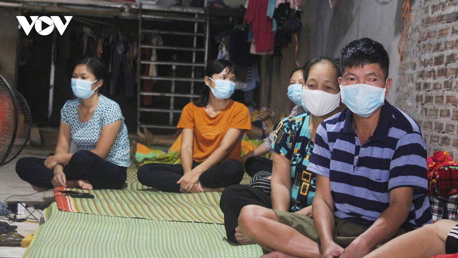 Cận cảnh cuộc sống của những lao động "mắc kẹt" ở Hà Nội do dịch Covid-19