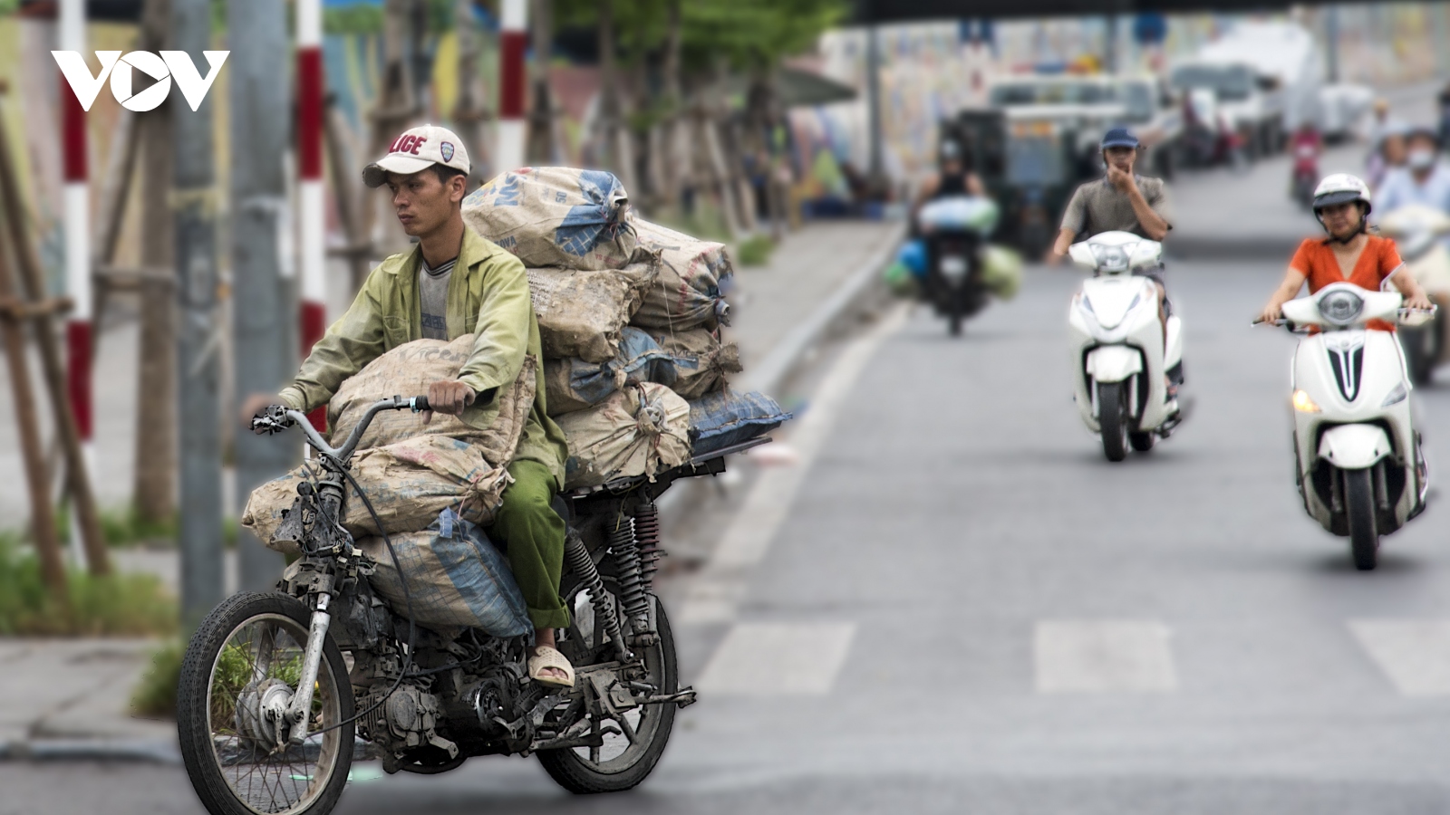 Các quận, huyện phải vào cuộc quyết liệt để kiểm soát khí thải xe máy ở Hà Nội