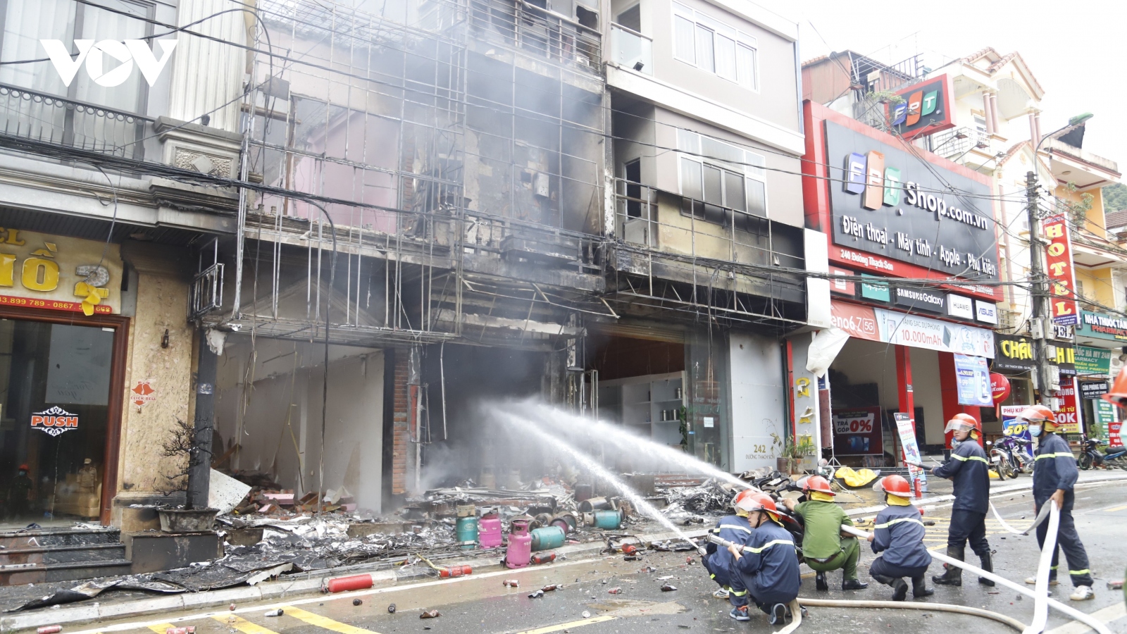 Hàng loạt bình gas phát nổ sau khi lửa bùng lên tại một cửa hàng gas ở Sa Pa