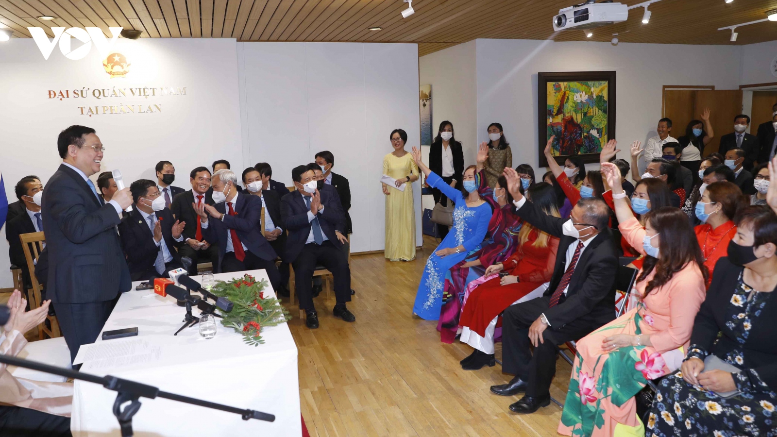 Chủ tịch Quốc hội thăm Đại sứ quán và gặp cộng đồng người Việt Nam tại Cộng hòa Phần Lan