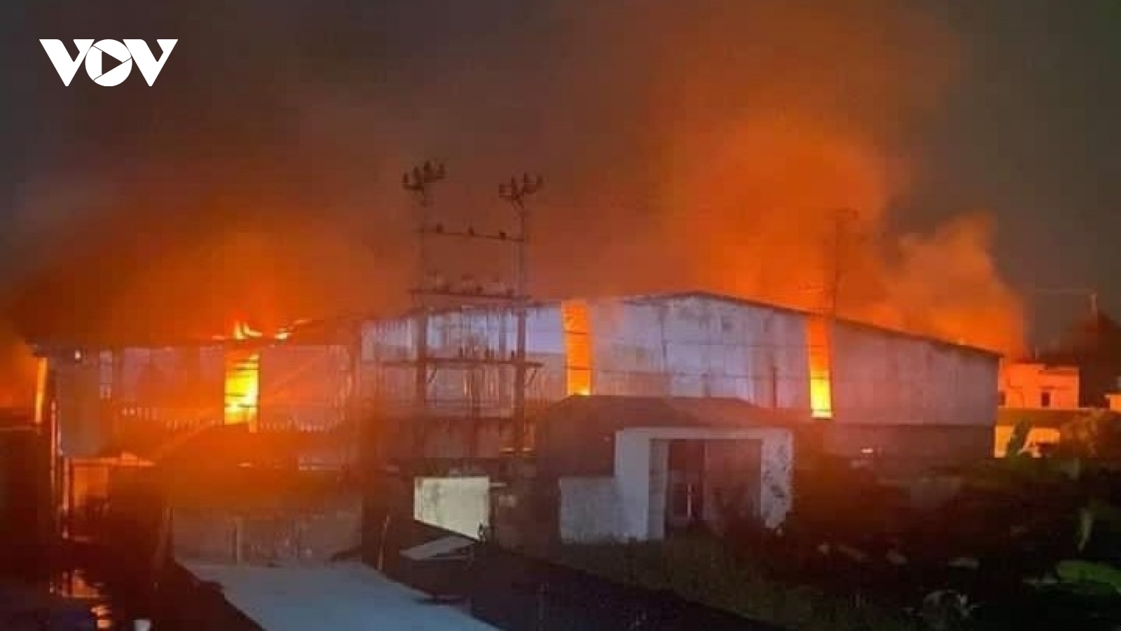 Cháy lớn thiêu rụi kho giấy rộng gần 800 m2 tại Hải Phòng