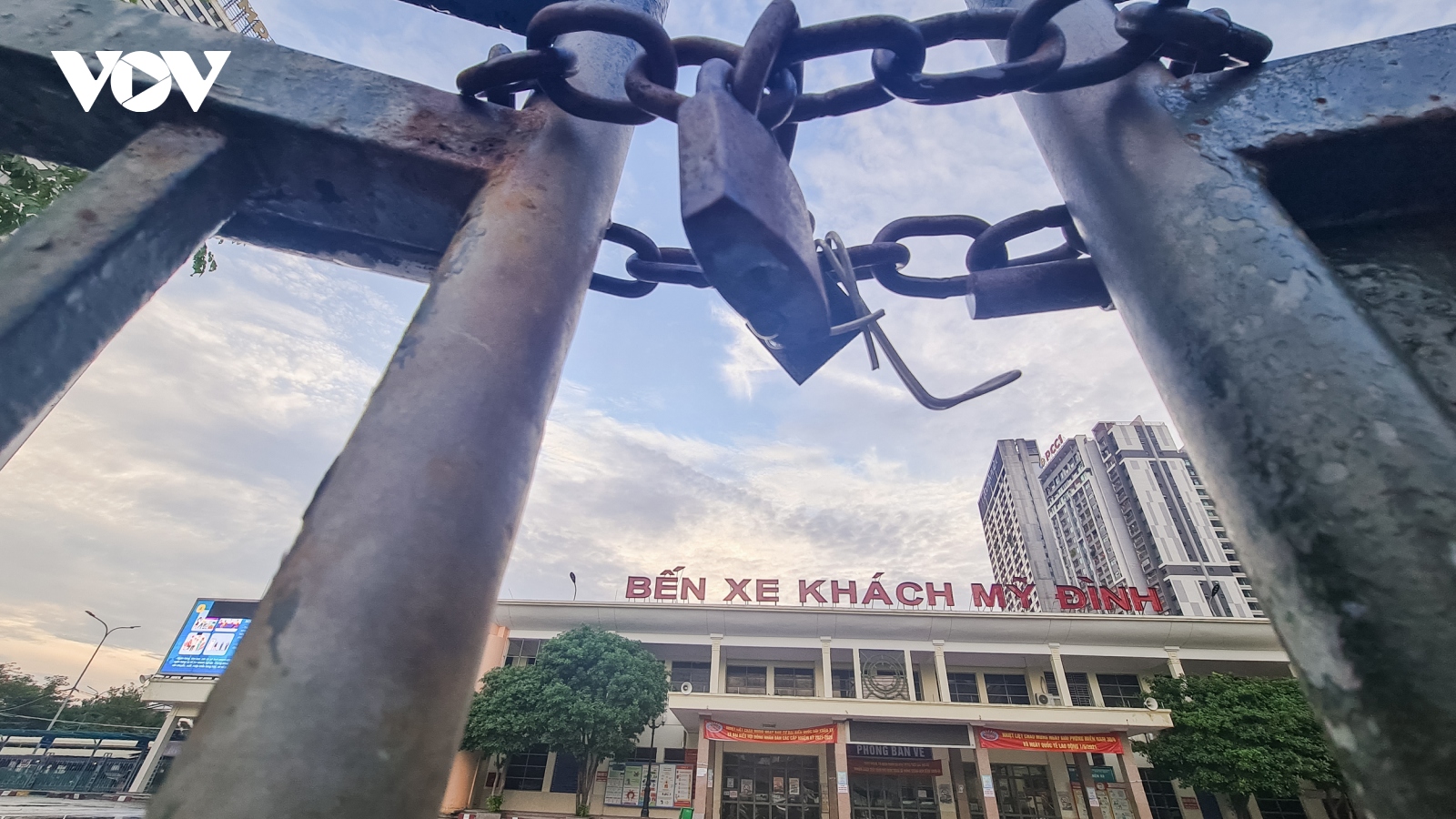 Quang cảnh vắng lặng tại các bến xe ở Hà Nội trong thời gian giãn cách xã hội