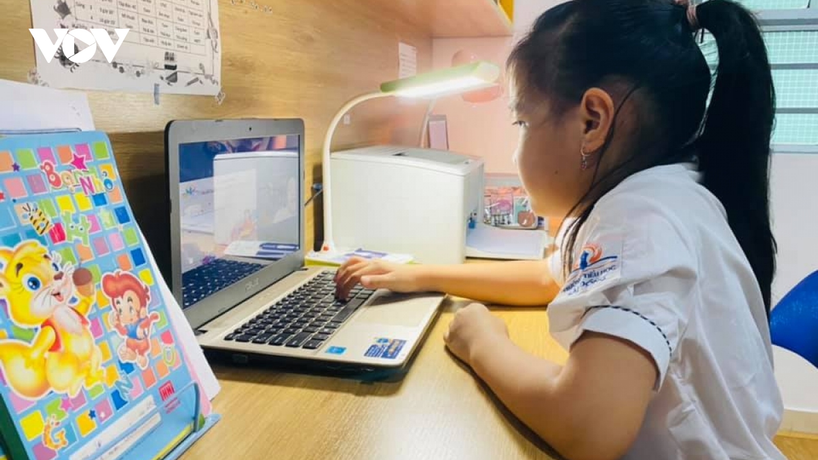 Hà Nội: Con học trực tuyến ở nhà, bố mẹ đi làm “đứng ngồi không yên”