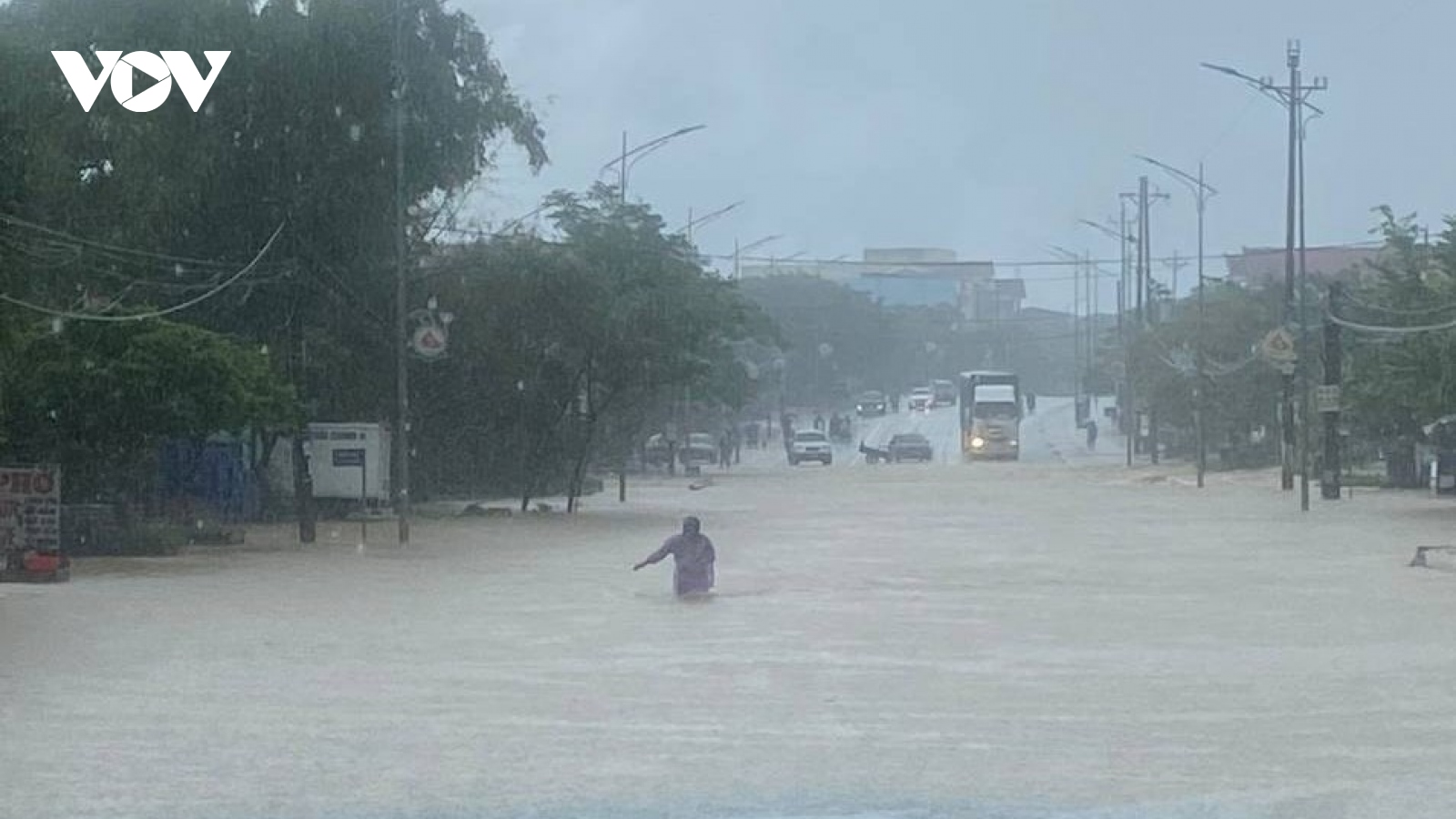 Mưa xối xả, quốc lộ 1A qua địa bàn Hà Tĩnh bị ngập sâu