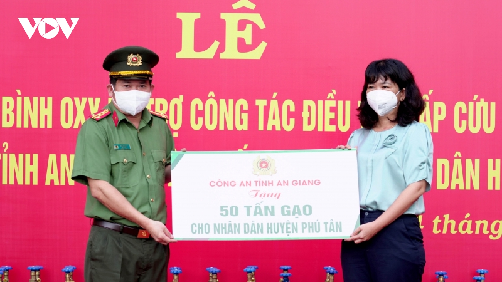 Trao tặng 2.000 bình oxy và 50 tấn gạo hỗ trợ phòng, chống dịch Covid-19 tại An Giang