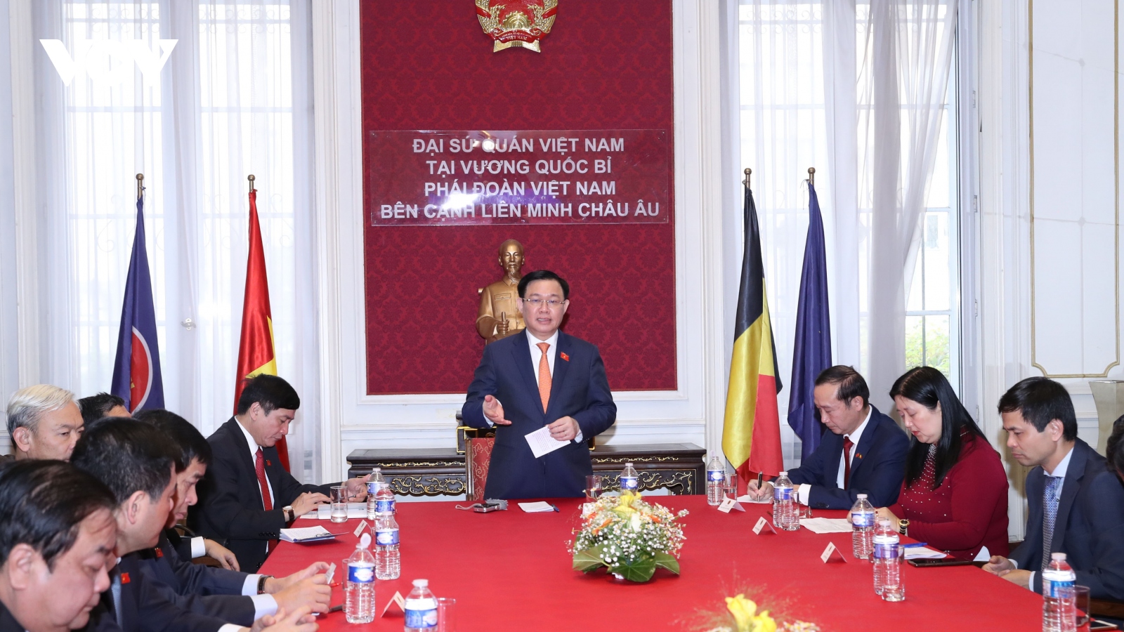 Chủ tịch Quốc hội gặp Đại sứ quán và cộng đồng người Việt tại Bỉ