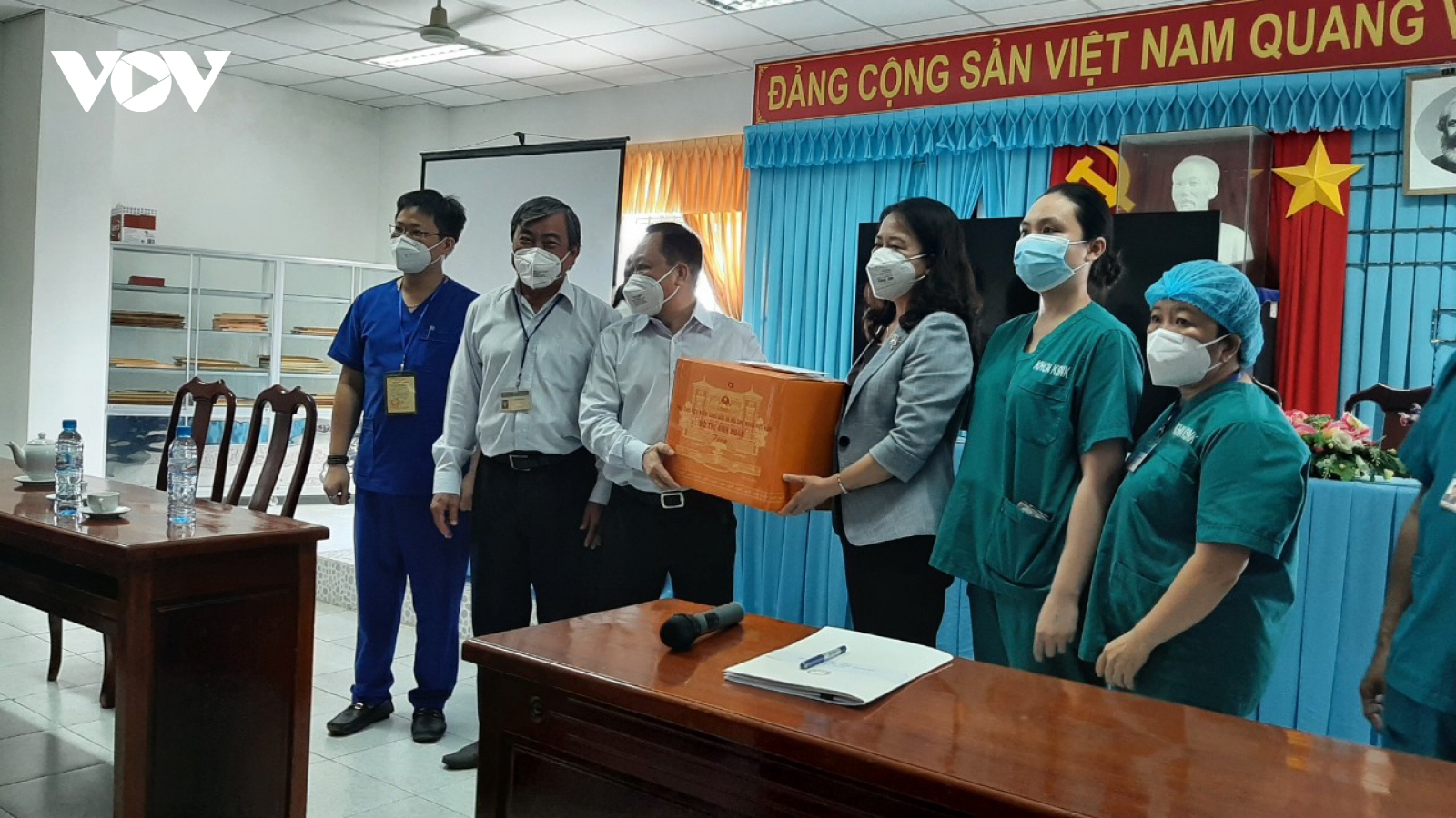 Phó Chủ tịch nước Võ Thị Ánh Xuân thăm, tặng quà tại tỉnh Tiền Giang