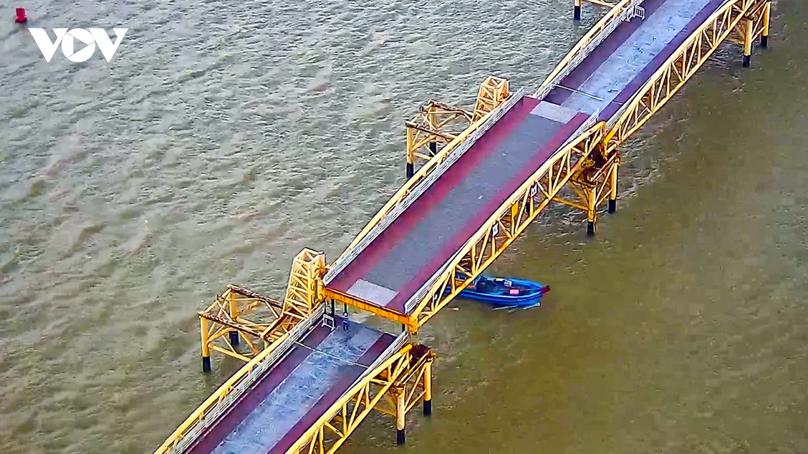 Cận cảnh nhịp nâng cầu Nguyễn Văn Trỗi vận hành để tàu thuyền tránh bão số 5