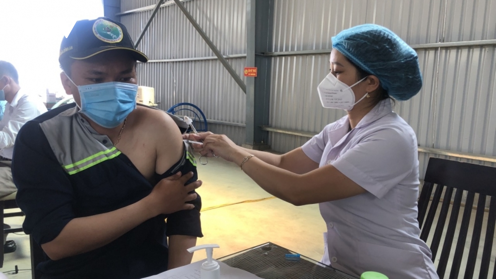 Người tiêm 2 mũi vaccine từ Đà Nẵng vào Quảng Nam phải tự theo dõi tại nhà 7 ngày