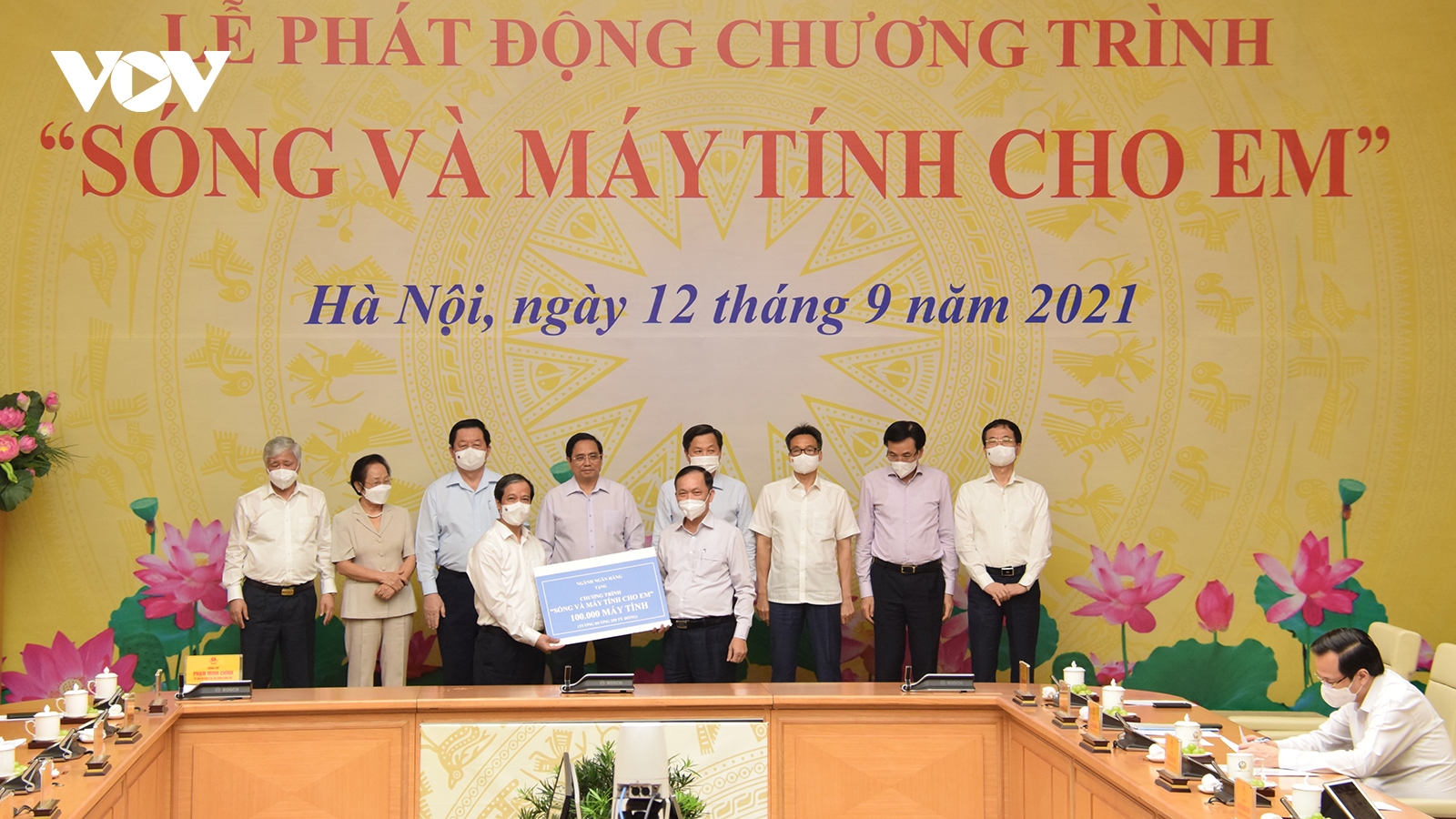 Thủ tướng phát động Chương trình “Sóng và máy tính cho em”