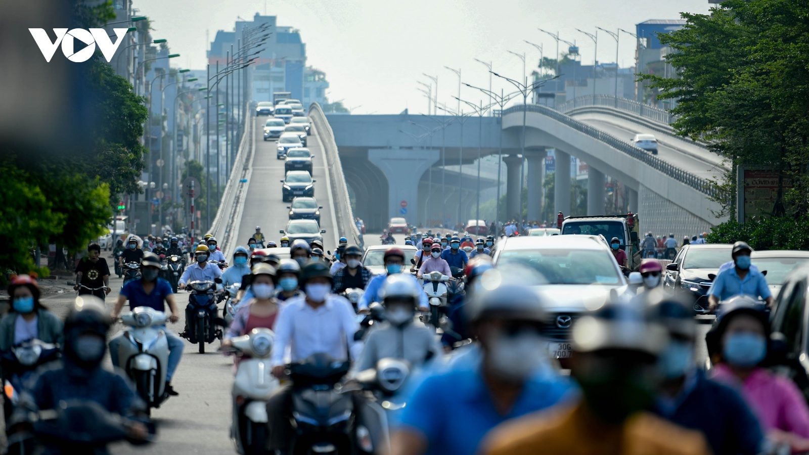 Đường phố Hà Nội lại đông đúc sáng thứ 2 đầu tuần
