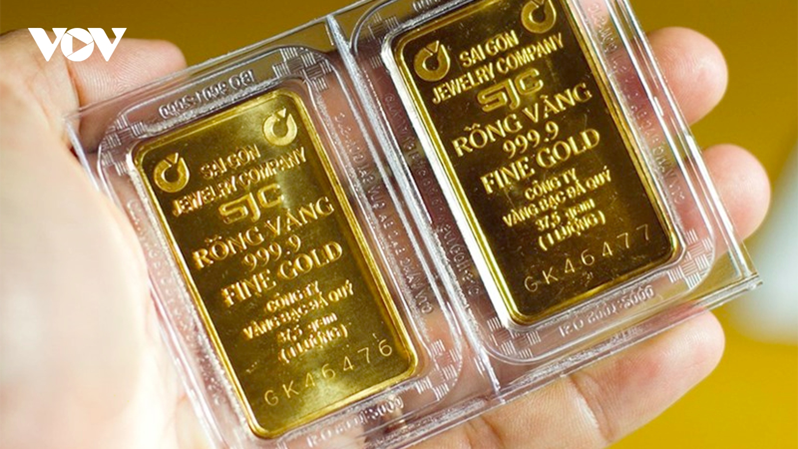 Giá bán vàng SJC đắt hơn vàng thế giới gần 18 triệu đồng/lượng