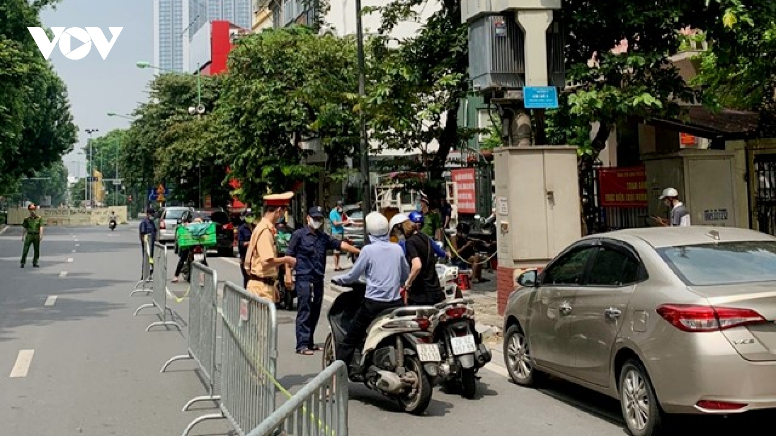 Công an Hà Nội xử phạt hơn 100 trường hợp ra đường không chính đáng