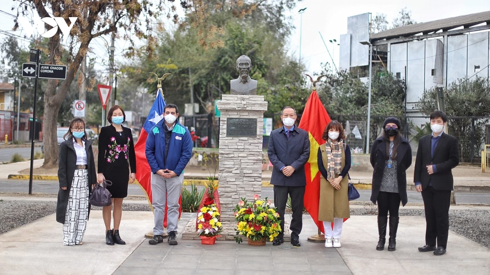 Đại sứ quán Việt Nam dâng hoa tại tượng đài Hồ Chí Minh ở Chile