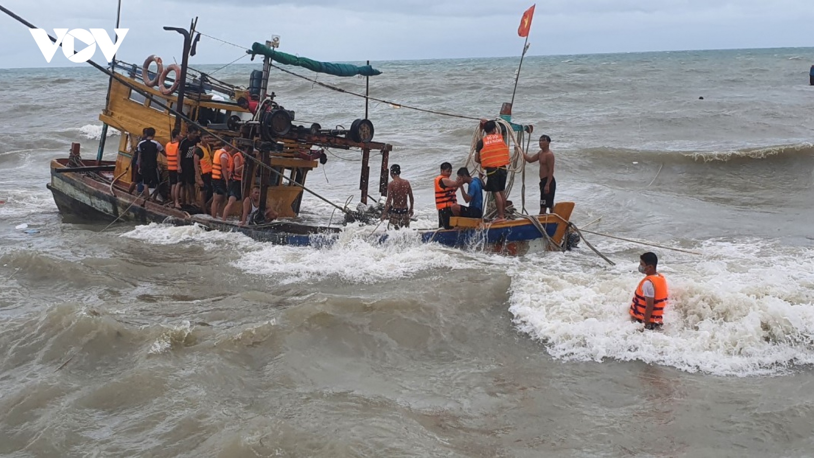 Kiên Giang cứu thành công một tàu cá bị sóng lớn đánh chìm                               
