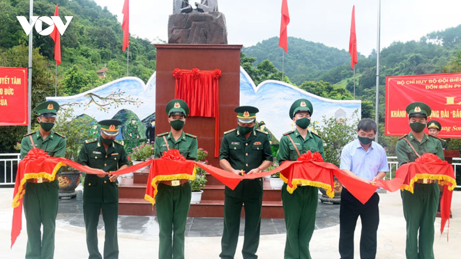 Lạng Sơn khánh thành tượng đài "Bác Hồ với chiến sĩ Biên phòng"