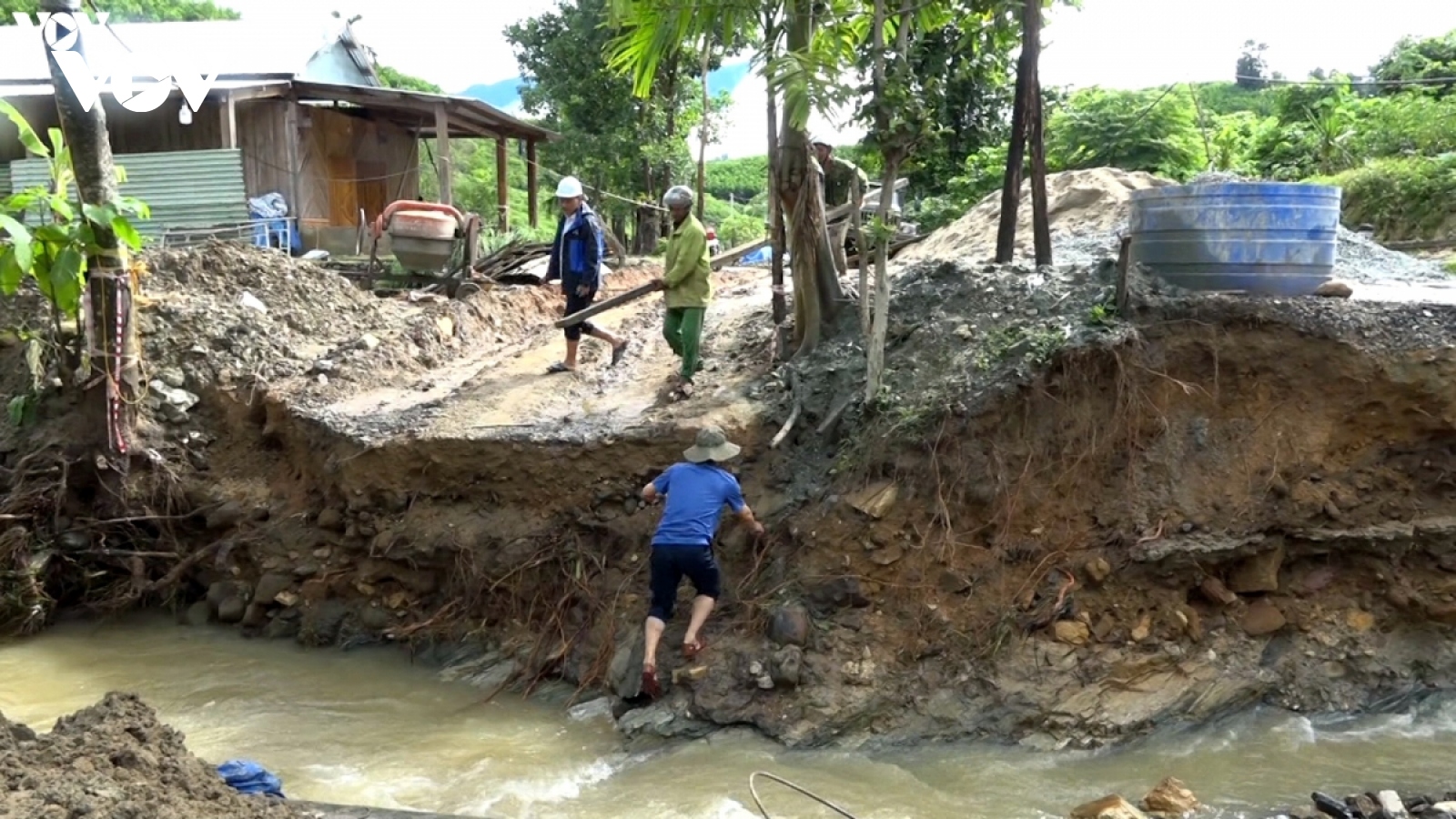 Mưa lớn kéo dài, nhiều tuyến đường tại huyện Phước Sơn (Quảng Nam) sạt lở nghiêm trọng