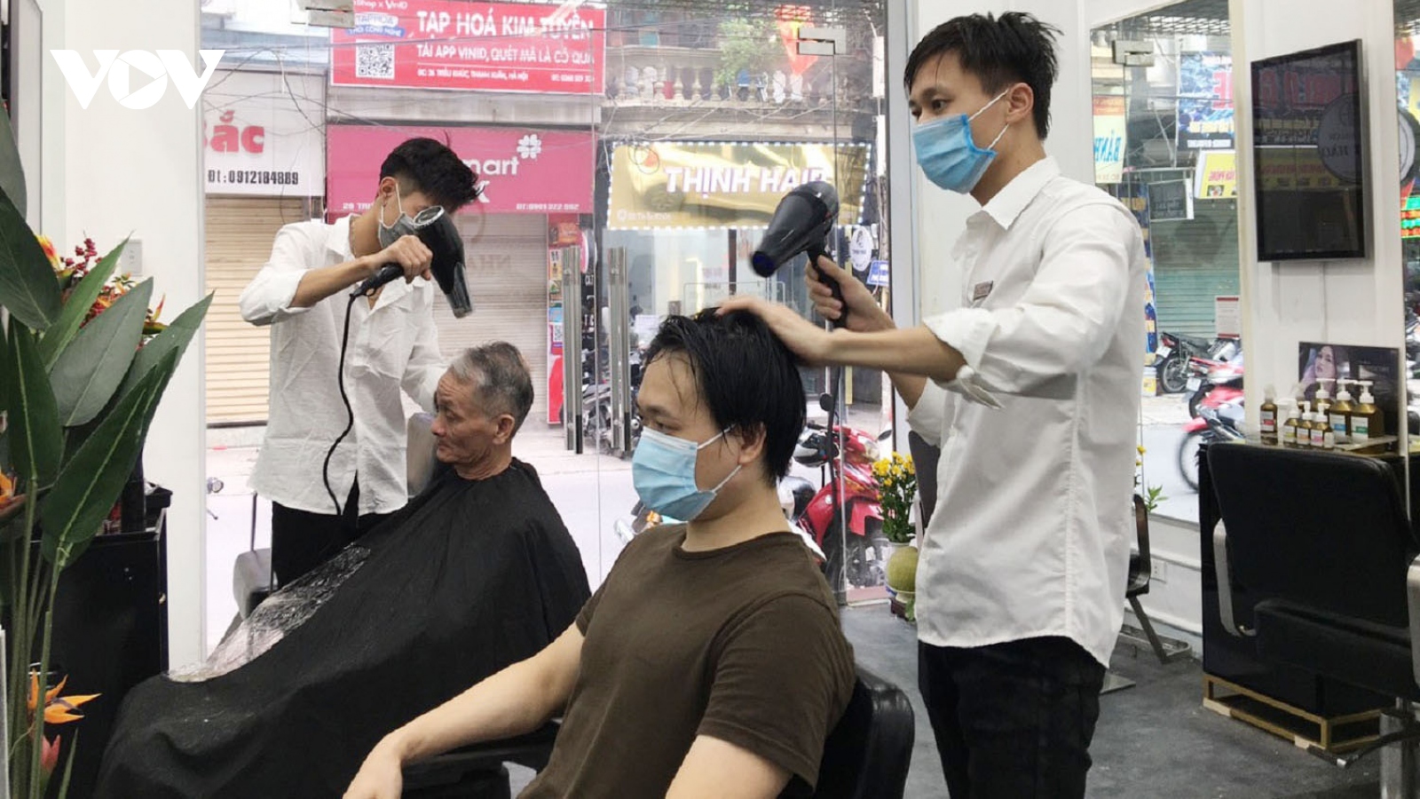 Tiệm cắt tóc ở Hà Nội tất bật mở cửa trở lại sau 2 tháng