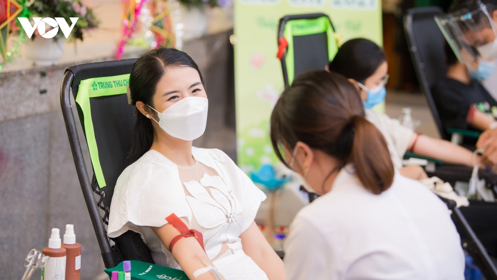 Hoa hậu Ngọc Hân đi hiến máu trong ngày đầu Hà Nội nới lỏng giãn cách