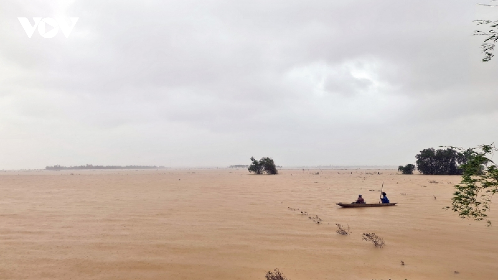 Nước lũ lên nhanh uy hiếp xóm làng ở Quảng Bình