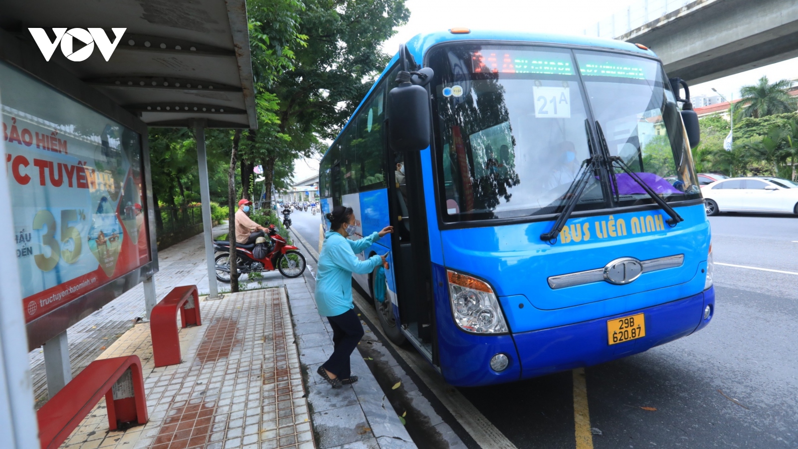 Xe buýt Hà Nội vắng khách trong ngày đầu hoạt động trở lại