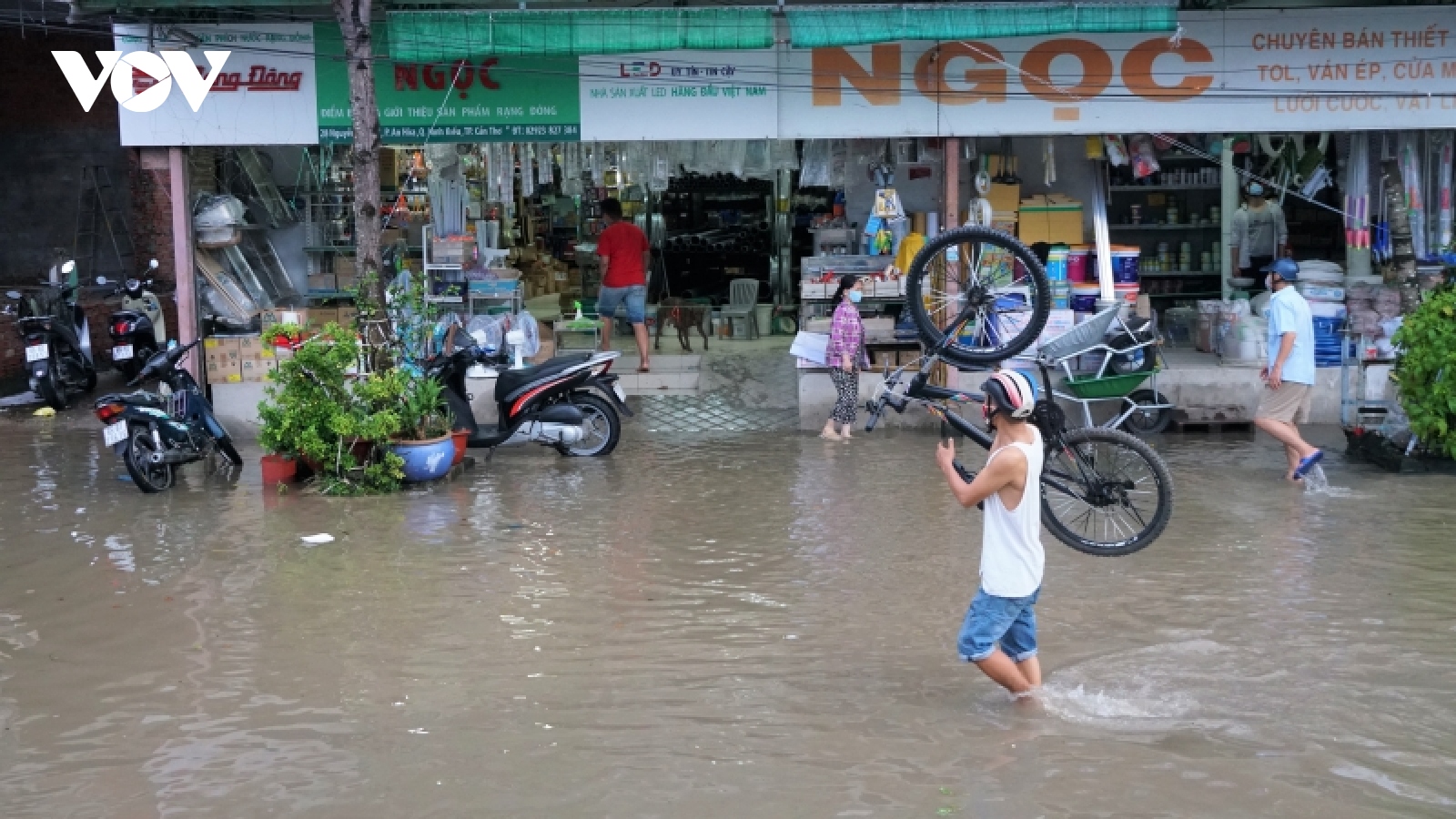 Mưa lớn kèm triều cường dâng cao khiến người dân Cần Thơ di chuyển khó khăn