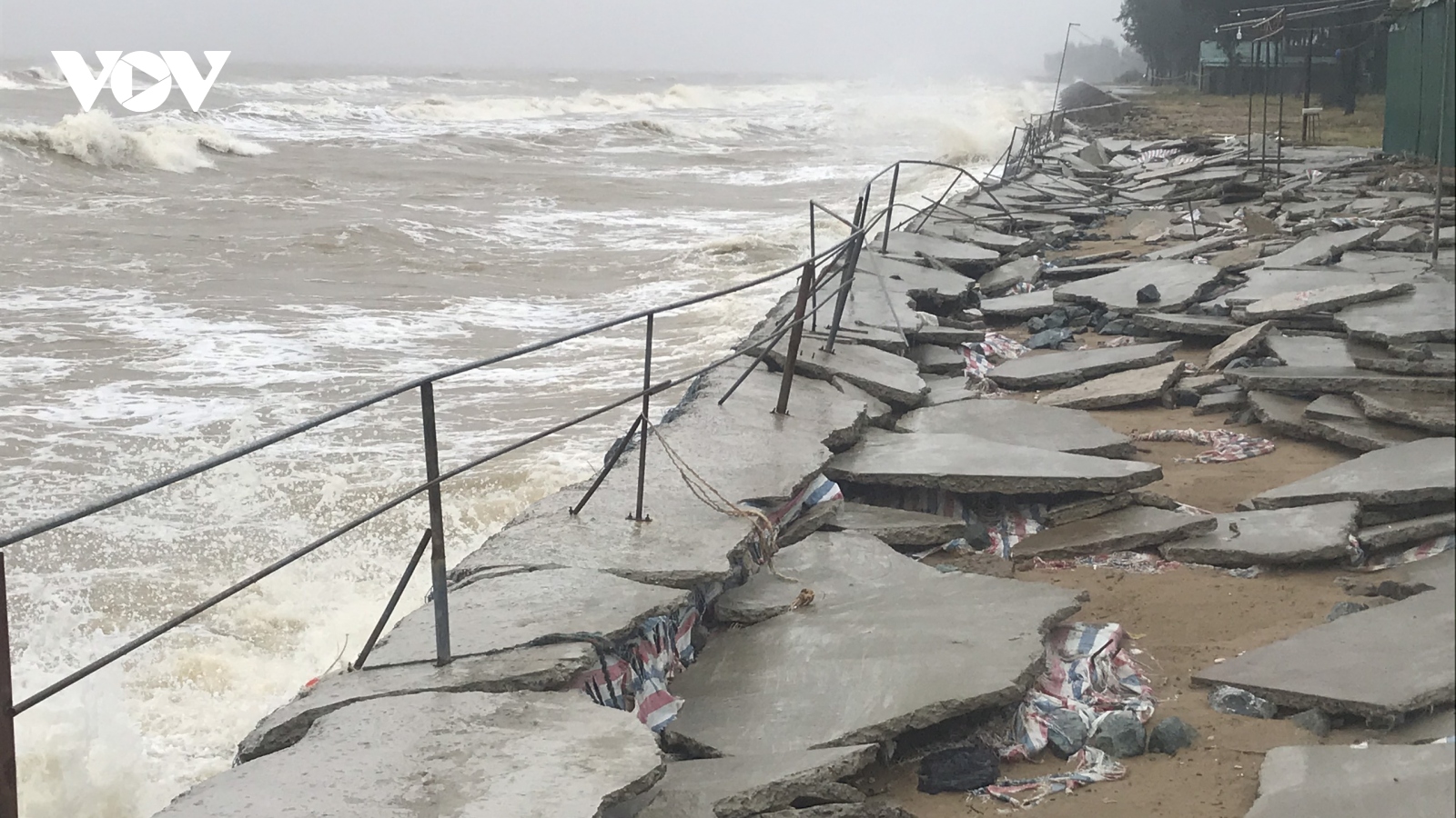 Hệ thống kè biển tan hoang, bê tông vỡ vụn sau bão dọc "phố biển" Cửa Lò
