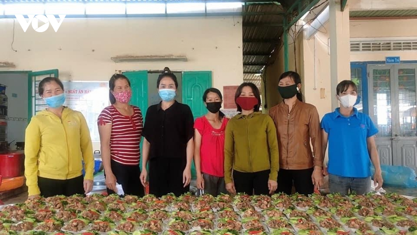 Những suất cơm nghĩa tình giúp đỡ người cách ly ở Xuân Phú, Đắk Lắk