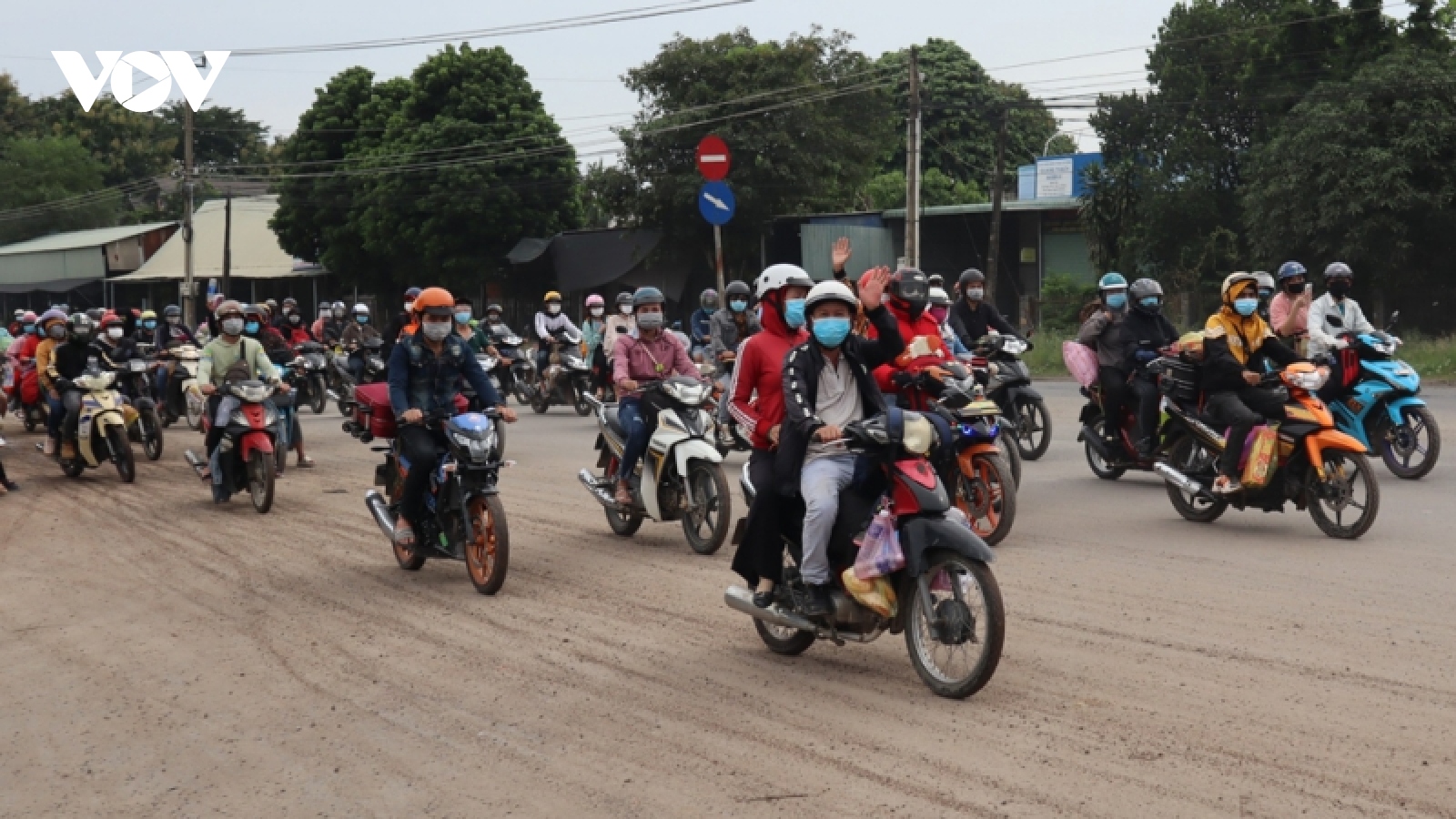 Hơn 2.300 công dân Bình Phước “mắc kẹt” do dịch COVID-19 trở về nhà