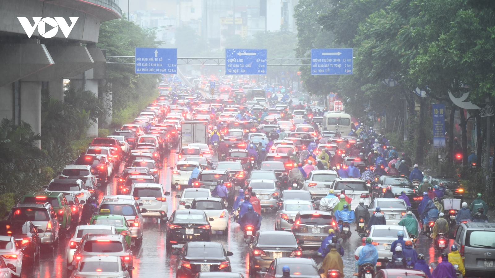 Mưa lớn, đường phố ở Hà Nội ùn tắc kéo dài trong sáng đầu tuần