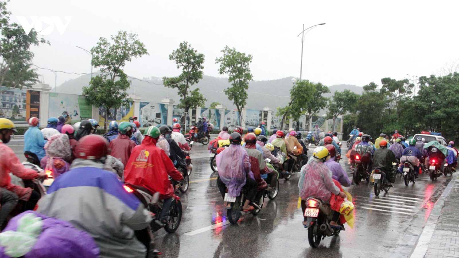 Hàng ngàn người đội mưa hồi hương qua địa bàn tỉnh Nghệ An