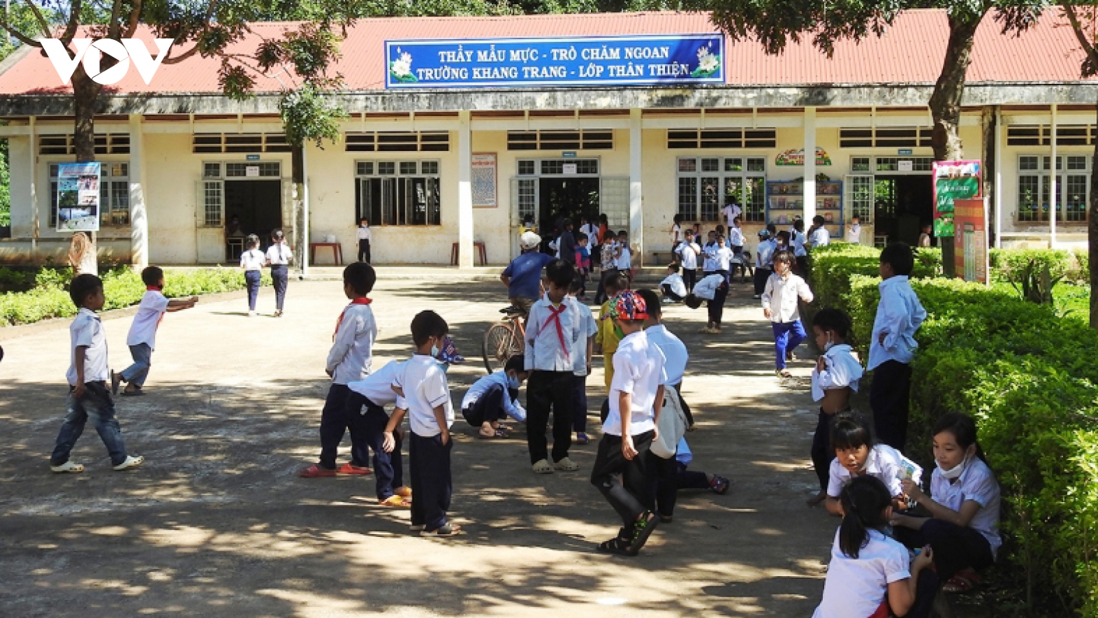 Lan tỏa yêu thương nâng bước học sinh vùng khó khăn Kon Tum đến trường