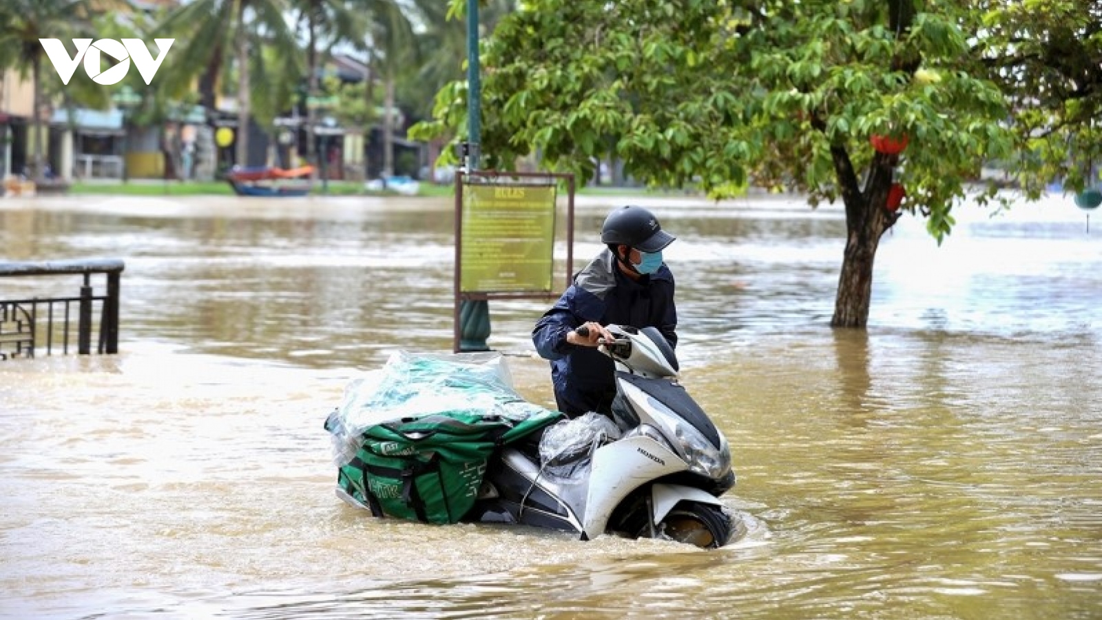 Hội An nước lũ lên chậm, nhiều người lội nước lụt ngày cuối tuần