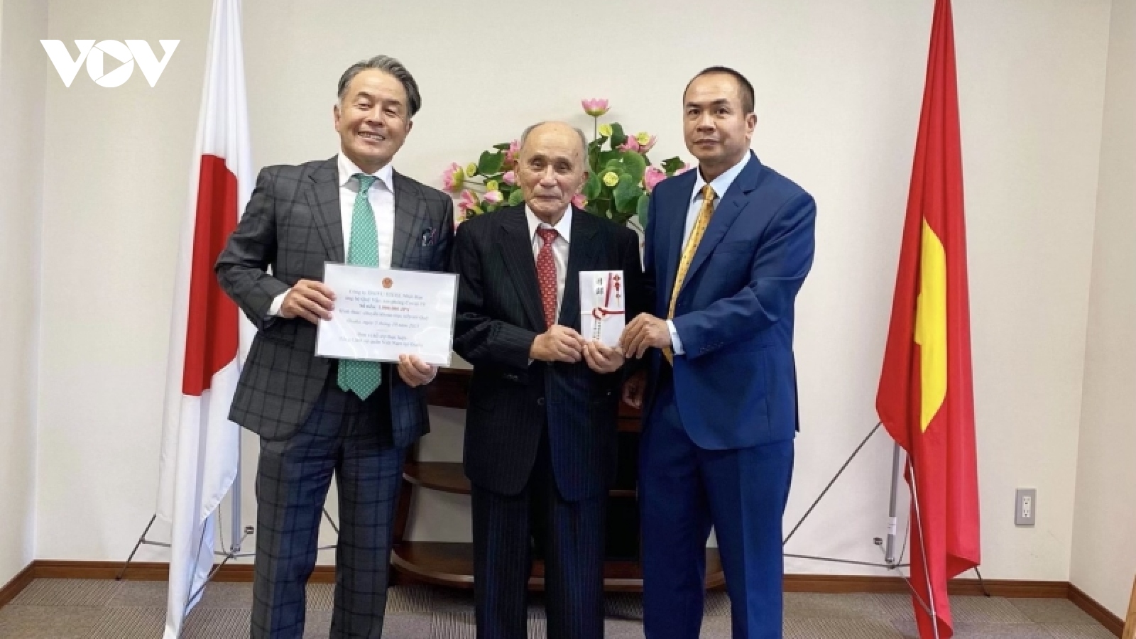 Lãnh sự quán Việt Nam tại Osaka tiếp nhận đóng góp cho Quỹ Covid-19