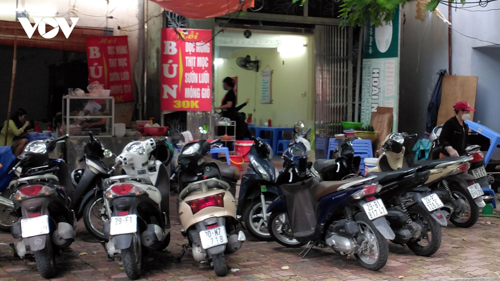 Nhà hàng, quán cà phê ở Hà Nội nhộn nhịp đón khách ăn uống tại chỗ