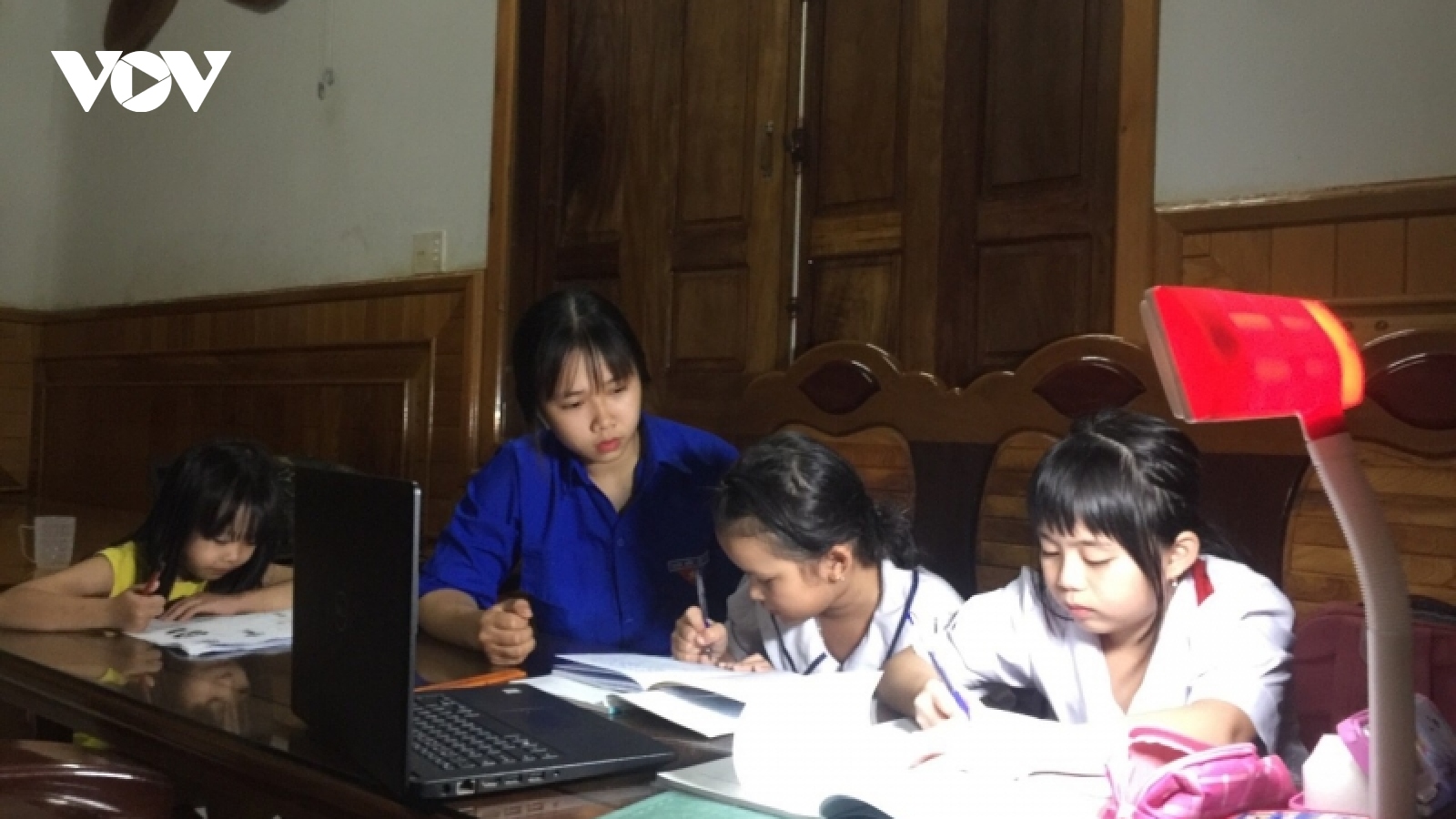 Lớp học “Khăn hồng” trong dịch bệnh Covid-19 ở vùng sâu Đắk Lắk