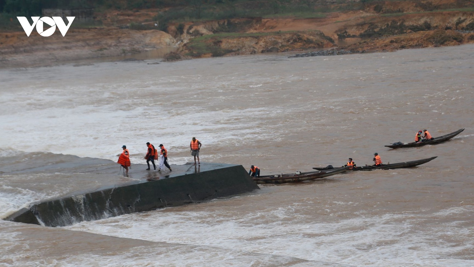 Hình ảnh giải cứu 7 người mắc kẹt giữa dòng nước xiết tại Quảng Trị