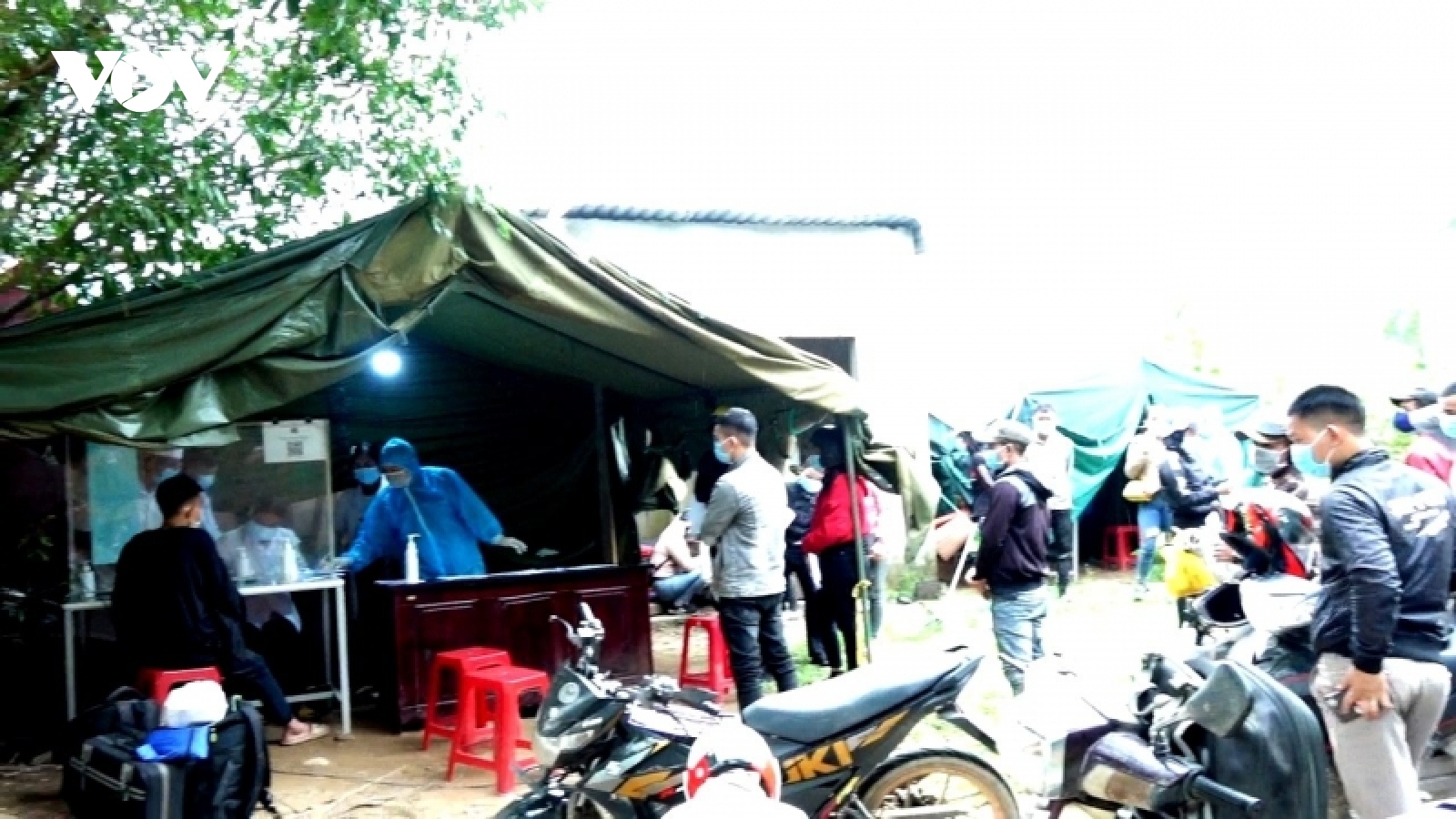 Quảng Ngãi tiếp nhận hàng trăm người dân về quê bằng xe máy