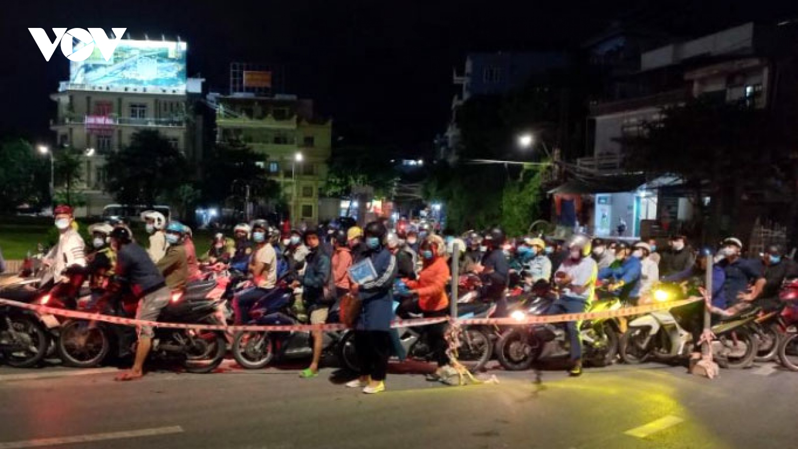 Gió giật cấp 7, người dân Quảng Ninh phải lên xe trung chuyển để qua cầu Bãi Cháy