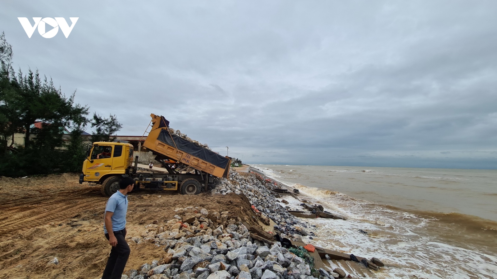 Khắc phục tạm thời kè ven biển tỉnh Quảng Bình bị sóng lớn đánh sập
