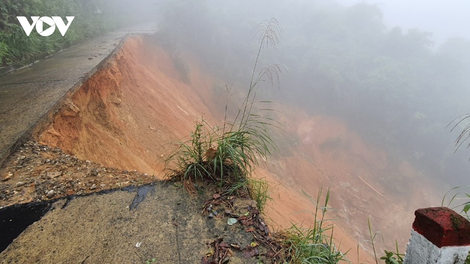 Thừa Thiên Huế: Đường lên đỉnh Bạch Mã bị sạt lở nghiêm trọng
