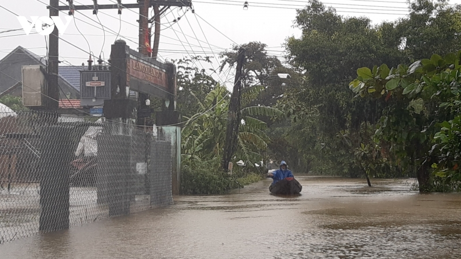 Nhiều vùng thấp trũng ngập sâu, gây chia cắt do mưa lũ ở Thừa Thiên Huế