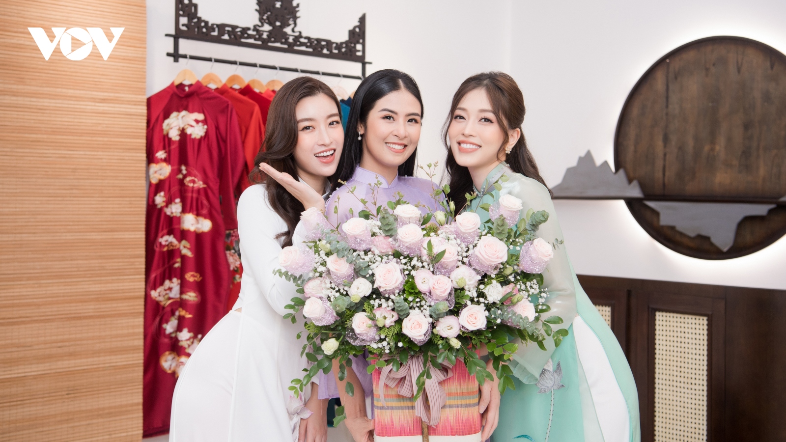 Đỗ Mỹ Linh, Phương Nga chúc mừng Hoa hậu Ngọc Hân khai trương cửa hàng áo dài mới