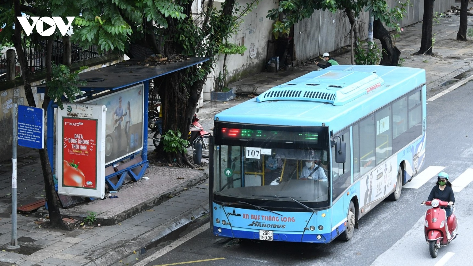 Xe buýt, taxi Hà Nội vắng khách trong ngày đầu hoạt động trở lại