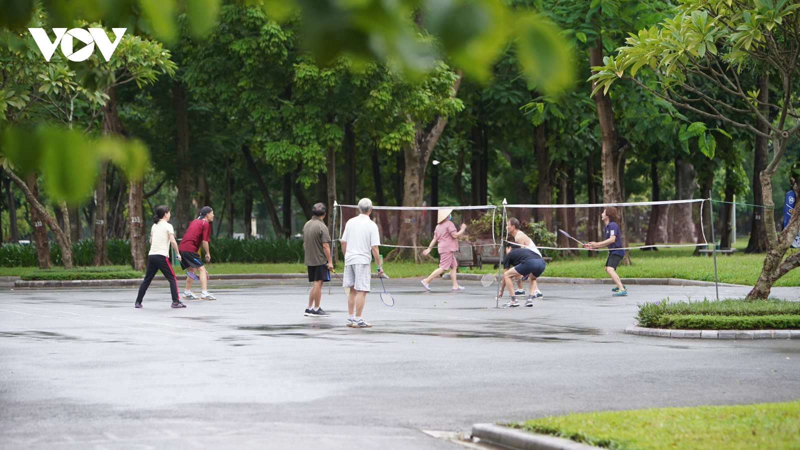 Công viên mở cửa trở lại, người Hà Nội háo hức đi tập thể dục từ sáng sớm