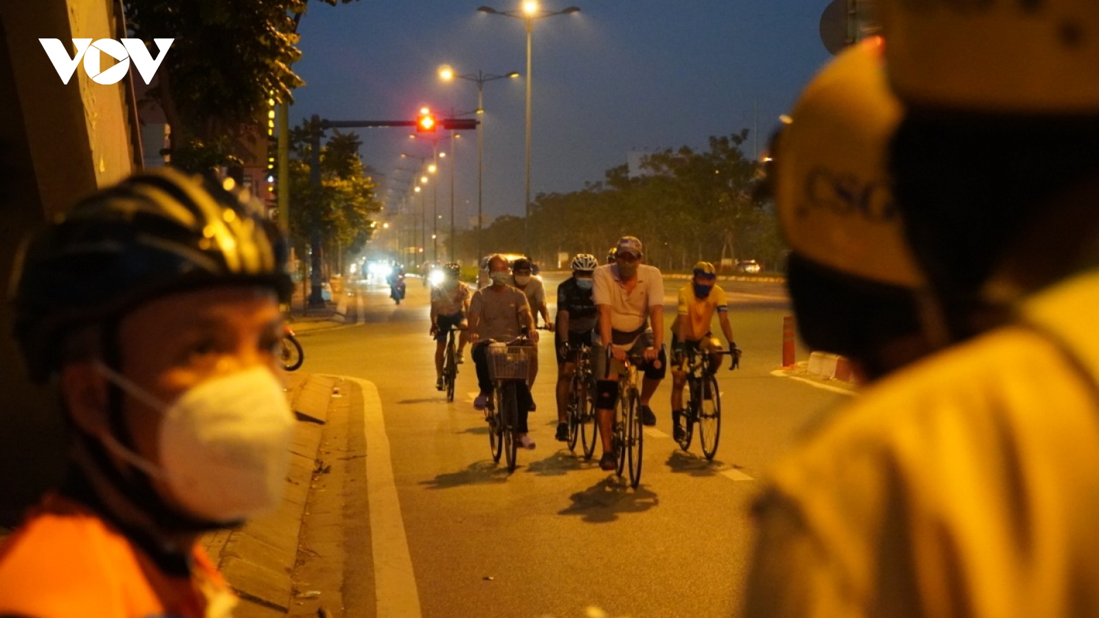 TP.HCM: Nhiều người đạp xe thể dục vi phạm luật giao thông bị xử phạt