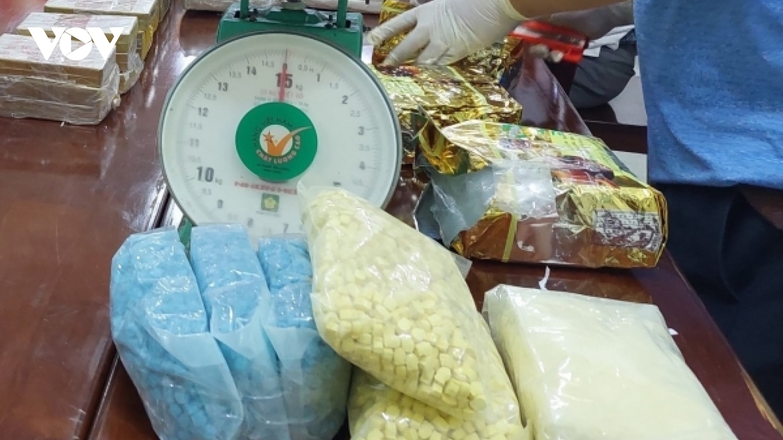 Tạm giữ 2 lái xe người Campuchia chở 30 túi nilon nghi ma túy